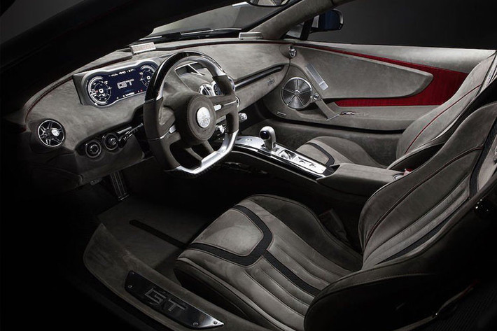 Nội thất xe cao cấp bậc nhất với toàn bộ các bề mặt được bọc kín trong vải nhung alcantara mịn nhẵn.