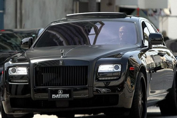 Có khá nhiều những chiếc xe màu đen xuất hiện trong bộ sưu tập siêu xe của David Beckham. Rolls-Royce Ghost cũng không ngoại lệ.