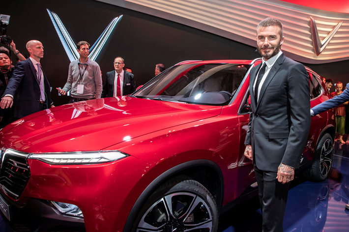 Là khách mời đặc biệt tại buổi lễ ra mắt xe ôtô VinFast tại triển lãm Paris Motor Show 2018, siêu sao David Beckham đang là tâm điểm chú ý của công chúng yêu xe Việt Nam. Không chỉ nổi tiếng là một cầu thủ bóng đá tài ba, David Beckham còn nhiều lần gây choáng khi sở hữu bộ sưu tập siêu xe khủng đắt tiền.