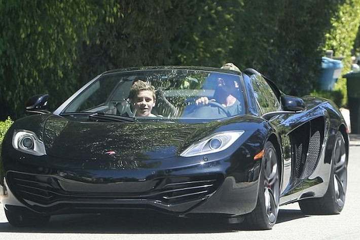 McLaren MP4-12C Spider màu đen, trang bị động cơ twin-turbo 3.8 lít và công suất 616 mã lực, mô-men xoắn cực đại 601 Nm cũng thuộc sở hữu của vị danh thủ này.