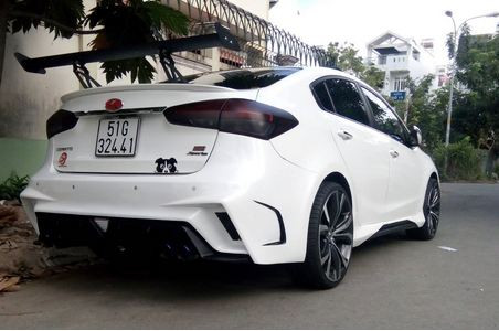 Kia Cerato độ mâm Lexus lớn giúp chiếc xe hoàn thiện hơn phong cách “dữ dằn” cũng như độ chịu chơi của chủ xe. Nguồn ảnh: Autozone.