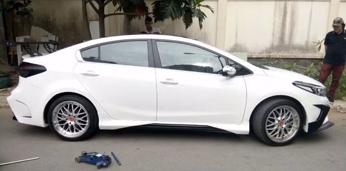 Trước khi độ mâm 20 inch, chiếc xe cũng từng được chủ nhân nâng cấp mâm 18 inch như thế này. Cùng với đó, chiếc xe Kia Cerato độ này cũng được trang bị sẵn bộ bodykit thể thao khá hầm hố.