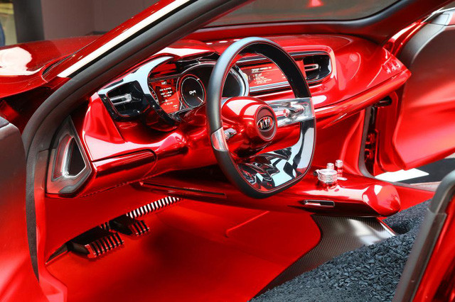 Bảng táp-lô và trụ vô lăng màu đỏ khiến người nhìn có cảm giác nắp capô kéo dài vào tận nội thất. Trong khi đó, mặt cửa được bọc bằng nỉ nhuộm bóng thủ công. Nội thất của Kia Proceed có teher chở theo 4 hành khách nhờ ghế độc lập nhưng nối với nhau.