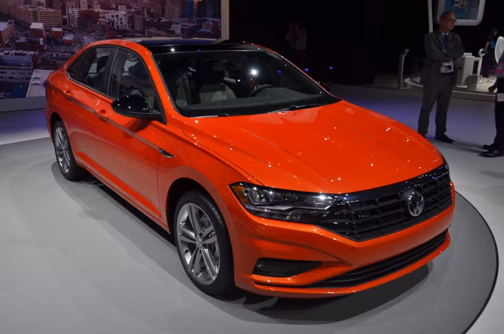 Jetta mới vẫn được Volkswagen trang bị động cơ 1.4l tăng áp 4 xi-lanh cho công suất 148 mã lực và mô-men xoắn 250Nm. Tùy từng thị trường, Jetta còn có thêm các phiên bản động cơ xăng và diesel khác nhau. Xe sẽ được bán ra vào quý II năm nay.