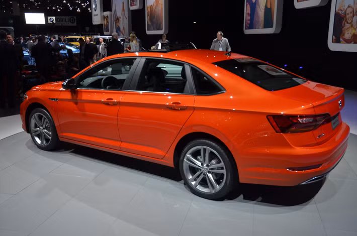 Volkswagen Jetta SEL có giá 25.265 USD. Phiên bản này được Volkswagen trang bị hệ thống đèn LED chiếu viền bao xung quanh cabin, với khả năng điều chỉnh được tới 10 màu sắc khác nhau. Bên cạnh đó là loạt trang bị tiêu chuẩn bao gồm hệ thống cảm biến gạt mưa, hệ thống âm thanh 400 watt, màn hình giải trí cảm ứng 8 inch, kiểm soát hành trình thích ứng, đèn pha tự động và hỗ trợ giữ làn đường.