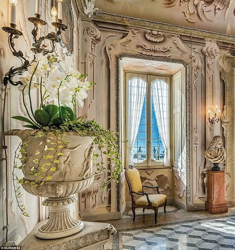 Hầu như tất cả các phòng ở phía trước nơi nghỉ đều có cửa sổ lớn, để du khách có thể ngắm nhìn quang cảnh tuyệt đẹp của Hồ Como.