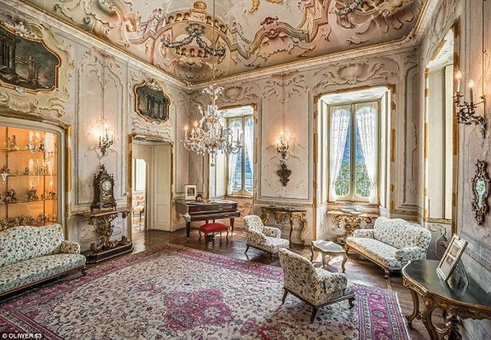 Tất cả các phòng bên trong tòa nhà lịch sử này đều được trang trí lộng lẫy bởi các đồ nội thất xa xỉ và các tác phẩm nghệ thuật thời Phục hưng nguyên bản.