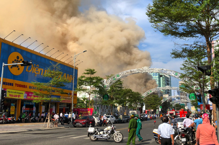 Sáng 11/9, quán bar số 17 đường Lê Duẩn (quận Hải Châu, TP Đà Nẵng), bất ngờ bốc cháy.