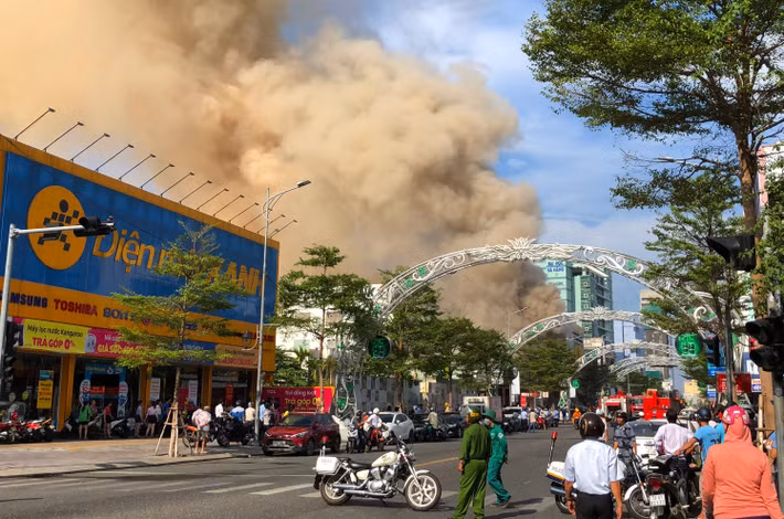 Sáng 11/9, quán bar số 17 đường Lê Duẩn (quận Hải Châu, TP Đà Nẵng), bất ngờ bốc cháy.