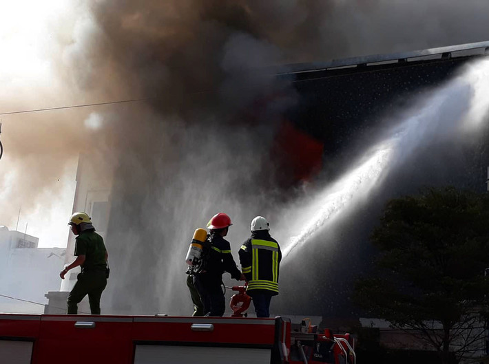 Các chiến sĩ phải chia nhiều hướng tiếp cận đám cháy.