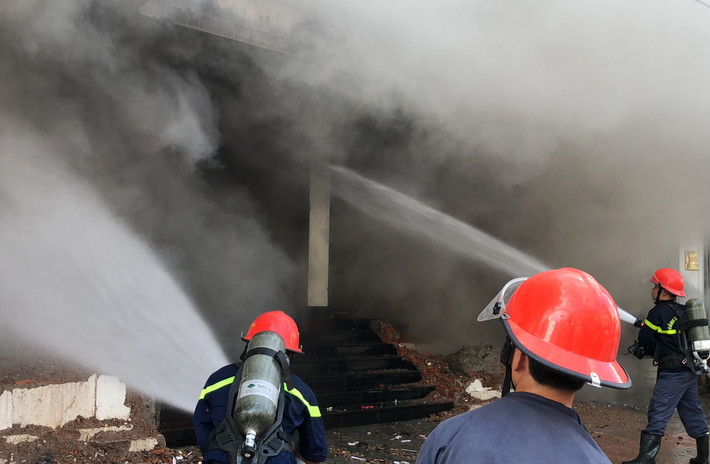 Gần 100 chiến sĩ cùng 8 xe cứu hỏa được điều đến hiện trường cháy quán bar. 