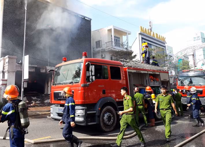 Đến 9h15 cùng ngày đám cháy cơ bản được dập tắt.