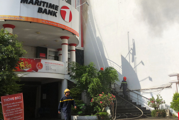 Bên cạnh quán bar là ngân hàng Maritimebank.