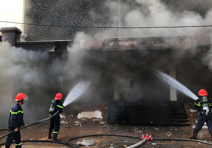 Các chiến sĩ PCCC làm việc cật lực để dập tắt đám cháy.