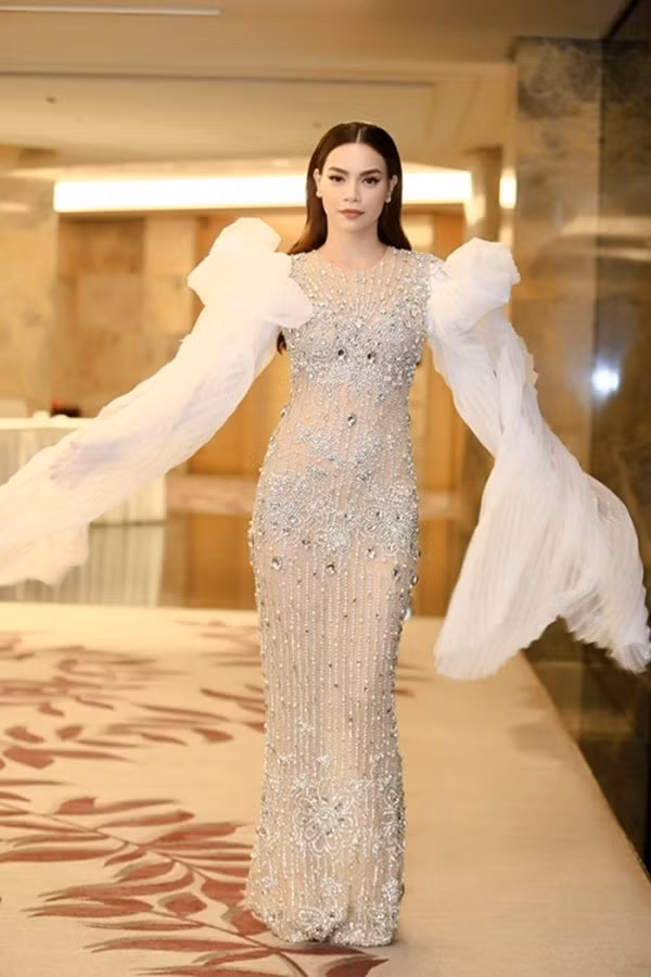 Mới đây, xuất hiện trong một đêm diễn, Hồ Ngọc Hà diện chiếc đầm xuyên thấu với chất liệu vải mỏng tang.