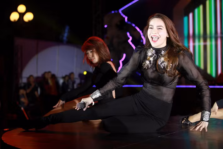 Ca sĩ Hồ Ngọc Hà là mỹ nhân thường xuyên diện đầm xuyên thấu của showbiz Việt.