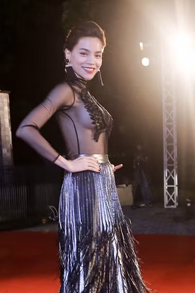 Dù diện áo xuyên thấu nhưng chụp ở góc nghiêng này Hồ Ngọc Hà trông cực phản cảm.