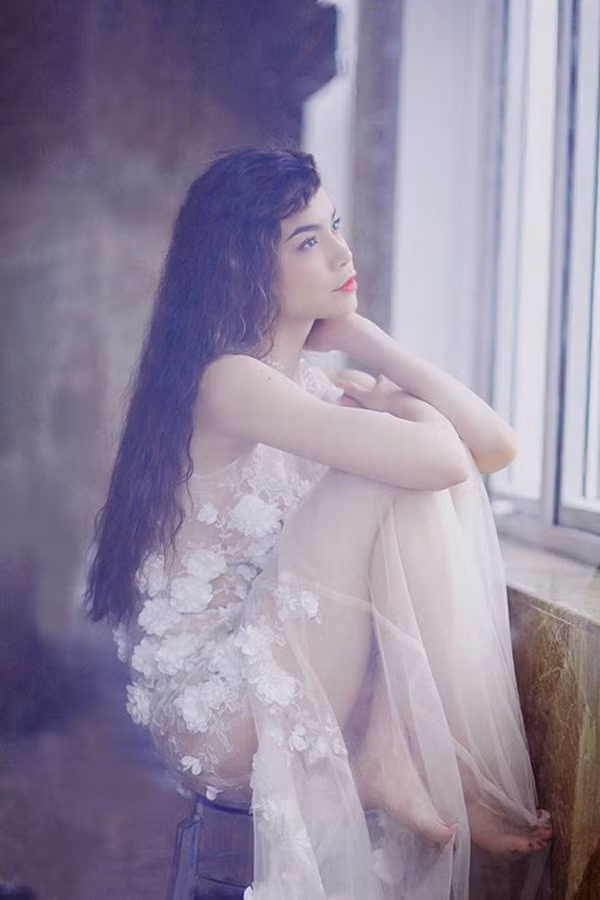 Cơ thể Hồ Ngọc Hà hiện rõ dưới lớp váy xuyên thấu đính hoa.