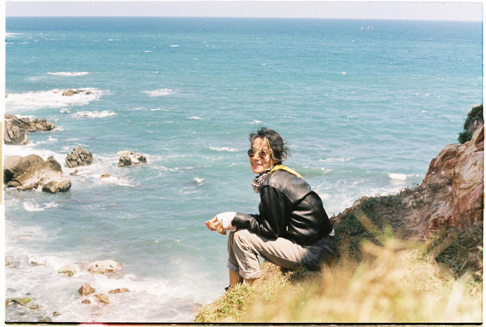 Thời buổi mọi thứ dần tích hợp và có thể thực hiện trên smartphone, hàng loạt các ứng dụng cho phép người dùng chỉnh sửa để hình mang màu sắc giống ảnh phim nhưng có lẽ chính cái cảm giác phải đo sáng, lấy nét, chỉnh khẩu độ... mới là điều làm người ta thích thú.