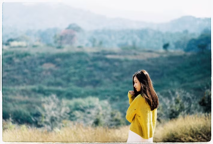 Một bạn trẻ bất kì nào cũng đều thích thú khi Instagram hay Facebook của họ có vài tấm ảnh phim nhuốm màu xưa cũ - Ảnh: THUỶ PHAN, VĂN QUÂN
