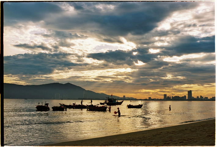 Không rực rỡ và công nghiệp như những bức ảnh kĩ thuật số, ảnh phim cuốn hút người xem bằng một cảm giác hoài niệm độc đáo. Tông màu ấm, ám vàng như nước trà ngả màu trên tờ giấy trắng đầy những hạt grain nhỏ li ti được xem là linh hồn của những bức ảnh phim - Ảnh: VĂN QUÂN