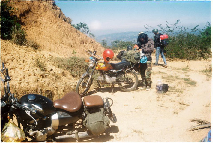 Chiếc máy ảnh phim trở thành người bạn đồng hành không thể thiếu cùng Thủy Phan trên tất cả cung đường mà cô đi qua - Ảnh: THUỶ PHAN