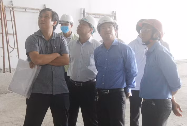 "Việc sớm thông hầm chui nhằm kéo giảm ùn tắc phía trên mặt đường và có mặt bằng triển khai đúc các nhịp giữa của cầu vượt qua nút giao Mỹ Thủy", ông Lê Ngọc Hùng (hàng đầu, người đứng thứ 2 từ trái sang) thông tin.