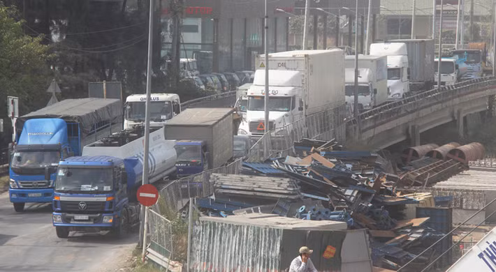 Nỗi ám ảnh vì kẹt xe của hàng nghìn tài xế mỗi ngày qua lại nút giao thông Mỹ Thủy (quận 2, TP.HCM) để ra vào cảng Cát Lái, cảng lớn nhất TP.HCM, sẽ được phần nào nhẹ nhõm khi...