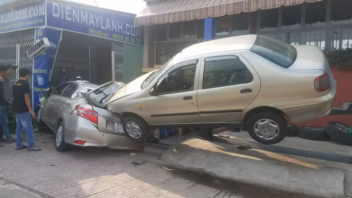 Đến 16h00 cùng ngày, vụ tai nạn ô tô "điên" đâm liên hoàn vẫn đang được lực lượng chức năng quận Thủ Đức xử lý.