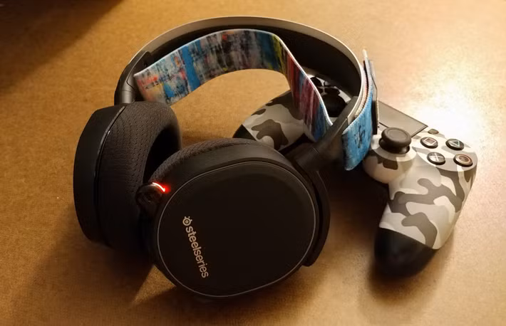 SteelSeries Arctis 7 (3,99 triệu đồng): Arctis 7 có khung tai nghe làm bằng hợp kim nhôm, củ tai được bọc bằng nhựa và mút với chất liệu nỉ đảm bảo độ thông thoáng, đem lại sự thoải mái cho người dùng. Hãng mang đến công nghệ DTS Headphone giả lập loa vòm 7.1 với chất lượng âm thanh trung thực. Ngoài ra, thông qua phần mềm Steelseries Engine, người dùng có thể tùy chỉnh âm thanh vòm, cài đặt EQ và cài đặt mic.