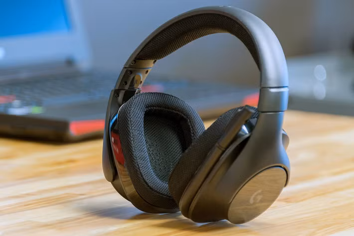 Logitech G533 (2,93 triệu đồng): Trên G533 có các nút bấm được lập trình thông qua driver Pro-G cung cấp âm thanh chân thực và sống động, phù hợp nhiều thể loại game. Tầm hoạt động của tai nghe nằm trong khoảng 15 m, khả năng hoạt động ổn định trong môi trường có độ nhiễu sóng cao.