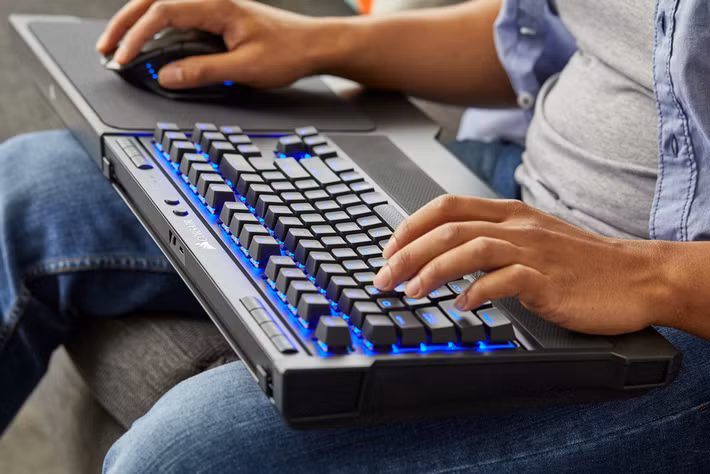 Corsair K63 Wireless (2,99 triệu đồng): Đạt giải thưởng sáng tạo tại sự kiện CES 2018, K63 Wireless phù hợp cho việc chơi game trên TV hoặc nền tảng màn hình lớn BFGD của Nvidia. Với độ phản hồi 1 ms thông qua kết nối Bluetooth, các game thủ có thể trải nghiệm cảm giác gõ bàn phím cơ nhạy như sử dụng dây cáp USB truyền thống. Bên trong bàn phím tích hợp pin sạc với thời gian sử dụng liên tục đến 75 giờ cùng hệ thống mã hoá 128-bit AES.