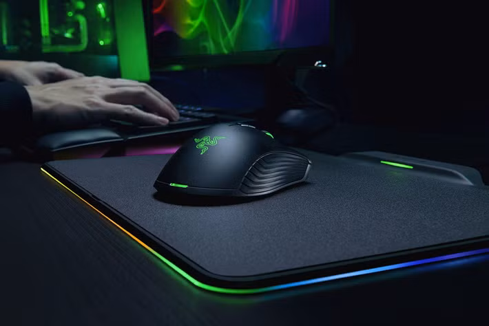 Razer Mamba Hyperflux Wireless Powerplay (6,99 triệu đồng): Razer Mamba HyperFlux Wireless Powerplay là combo chuột, bàn di chuột tích hợp công nghệ sạc không dây vừa được hãng Razer giới thiệu tại sự kiện CES 2018 tổ chức ở Mỹ. Được trang bị mắt đọc 16.000 DPI 5G cùng công nghệ thích ứng tần số tự động, Mamba HyperFlux cho tín hiệu ổn định và chuẩn xác. Chuột gồm 8 nút có thể lập trình, tốc độ lướt 50 IPS cùng gia tốc tối đa 50 G.