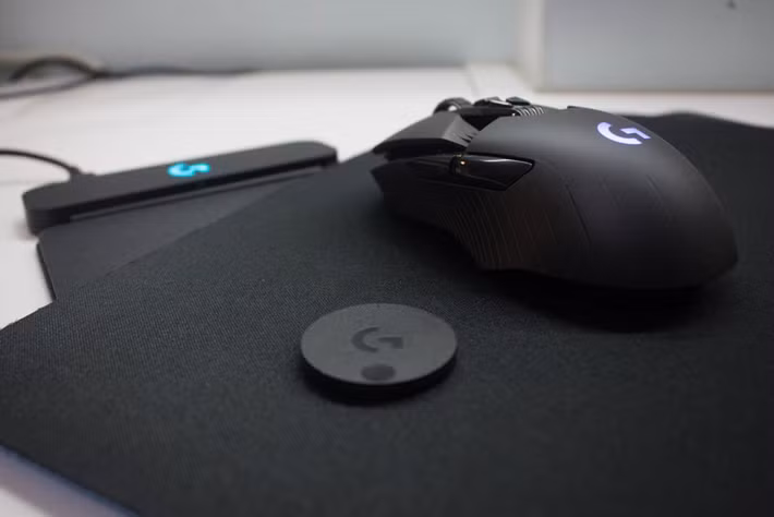 Logitech G903 Lightspeed (3,99 triệu đồng): Toàn bộ chuột chỉ nặng khoảng 110 g đem lại tốc độ phản ứng nhanh và thoải mái cho game thủ trong thời gian dài. Chuột còn có ứng dụng cảm biến quang học PMW 3366 với tùy chỉnh mắt đọc từ 200 đến 12.000 DPI, mang lại cảm giác rê tâm, vẩy tâm chuẩn xác, phù hợp với game thủ FPS. Bên cạnh đó, G903 có khả năng sạc pin không dây khi sử dụng cùng lót chuột PowerPlay.