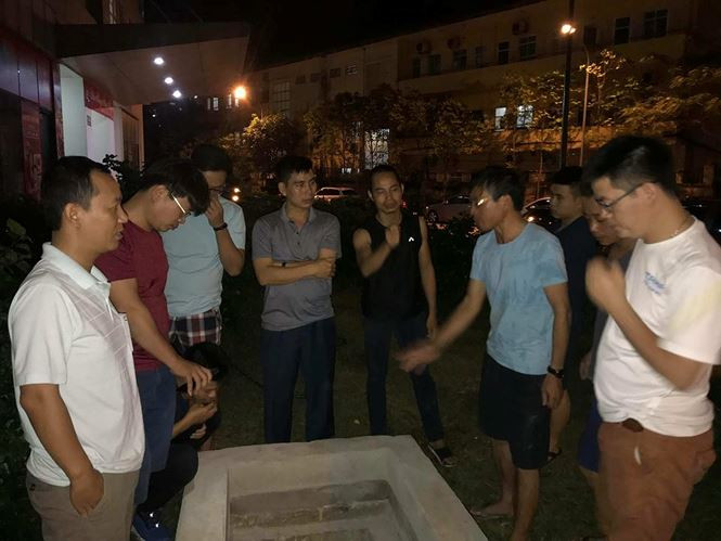 Cách đây không lâu, Chung cư Viện 103 (Hà Đông) đã xảy ra tình trạng mất nước kéo dài, hầu hết các bể các hộ dân đều không có nước sử dụng. Cảnh người dân phải tập trung ở các giếng để múc từng gáo nước đánh răng, rửa mặt hay nấu cơm khiến dư luận cảm thông. Ảnh: Tiền Phong.