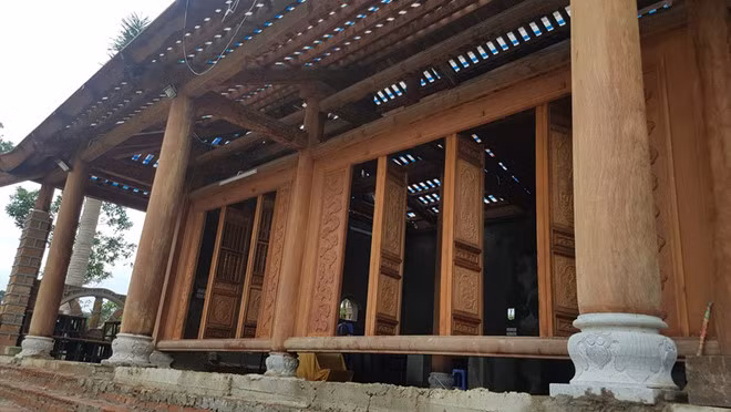 Toàn bộ dàn cột, kèo của công trình này được chạm trổ khá cầu kỳ. Ảnh: Vietnamnet.