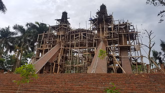 Bốn phía xung quanh, tường rào xây dựng cách điệu hoàn toàn bằng đá ong khá cầu kỳ, có cổng vòm trổ ở hai bên. Ảnh: Vietnamnet.