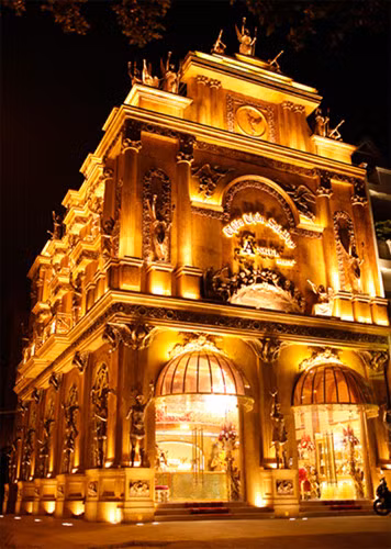 Biệt thự dát vàng của nữ đại gia Mã Đào Ngọc Bích Siêu biệt thự tiếp theo phải kể đến là biệt thự dát vàng lộng lẫy của nữ đại gia Mã Đào Ngọc Bích tọa lạc tại khu dân cư Bình Trị Đông B, quận Bình Tân (TP HCM), gồm 4 tầng và 12 phòng. Ban đêm, tòa lâu được thắp sáng thu hút mọi ánh nhìn của người qua đường. Ảnh: ngoisao.net.