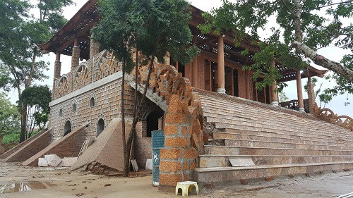 Tầng dưới được xây dựng như một nhà kho/hầm chứa được thông bằng nhiều cửa ngách, hệt như một chiếc tổ tò vò, khá kín và thiếu ánh sáng. Ảnh: Dân Việt.