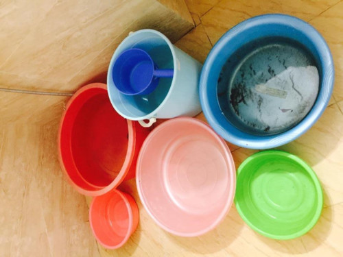 Cư dân Trần Hoàng Long chia sẻ thêm trên Tiền Phong: “Mất nước từ đợt nghỉ lễ Giỗ tổ Hùng Vương (ngày 25/4 dương), tức là đến nay (ngày 15/5) đã gần 20 ngày, gia đình chúng tôi từ già đến trẻ vẫn tiếp tục phải sống trong cảnh mất nước triền miên trong khi thời tiết nắng nóng như thế này thì làm sao chịu nổi". Ảnh: Giáo dục và Thời đại.