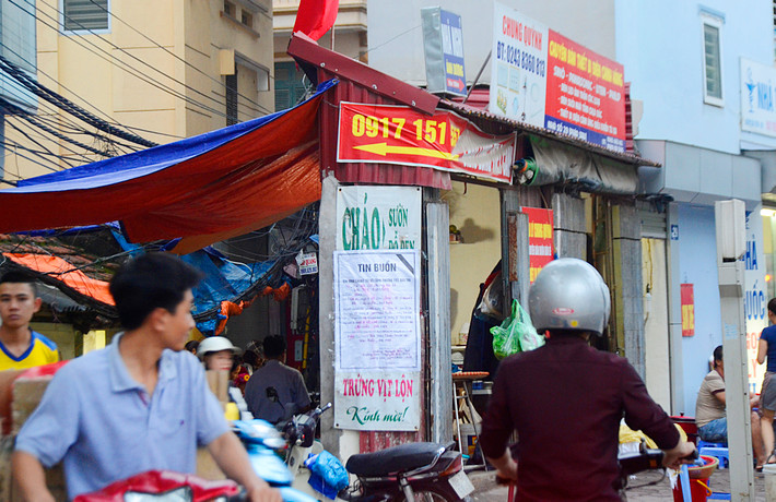 Tương tự, trên con đường “nghìn tỷ” Võ Chí Công (quận Tây Hồ, Hà Nội) cũng hiện hữu những căn nhà “siêu mỏng, siêu méo” với đủ hình dạng, kích thước.