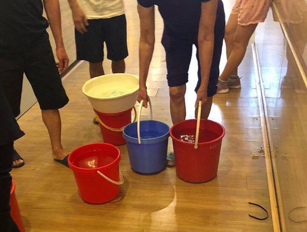 Trong văn bản thông báo mà Ban quản lý tòa nhà đưa ra, nguyên nhân dẫn đến sự cố là do đường ống nước sông Đà bị vỡ ngày 3/5, khi vận hành lại thì áp nước cung cấp trên tuyến này giảm dẫn đến sản lượng nước sông Đà cấp cho Hà Đông yếu và thiếu. Vì vậy, Công ty nước Hà Đông đang rất khó khăn trong việc điều tiết, cung cấp nước cho các đơn vị trên địa bàn. Ảnh: Thời Đại.