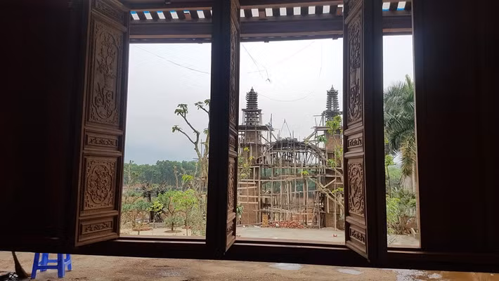 Khoảng sân rộng hàng ngàn m2 được đổ bê-tông và trồng cây cảnh, cây bóng mát đang khép tán. Ảnh: Vietnamnet.