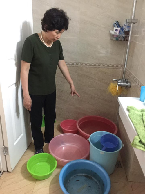 Thậm chí, có người phải sử dụng lại nước rửa rau để giặt quần áo, tận dụng nước điều hòa để lau nhà, phải mua thùng, đồ chứa về chứa nước hay hứng nước mưa để sử dụng thậm chí còn phải “nhịn” tắm, “nhịn” đi vệ sinh… Điều này khiến các cư dân vô cùng bức xúc. Ảnh: Giáo dục và Thời đại.