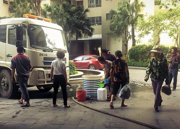 Thời điểm mất nước đúng vào đầu hè, trời nắng nóng khiến cuộc sống của hàng nghìn hộ dân bị đảo lộn. Việc sống trong một khu đô thị cao cấp, tiện nghi giữa trung tâm quận Hà Đông nhưng không có nước để phục vụ sinh hoạt khiến người dân bức xúc và không bằng lòng. Ảnh: Thời Đại.