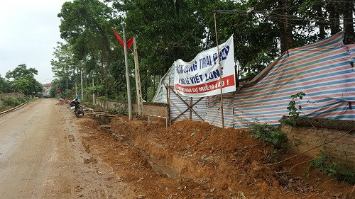 "Sau khi kiểm tra trực tiếp, UBND huyện Ba Vì đã yêu cầu chủ công trình dừng thi công, đến ngày 4/5 phải tự tháo dỡ công trình. Sau thời hạn đó, các cơ quan chức năng sẽ thực hiện cưỡng chế” - ông Chiến khẳng định.