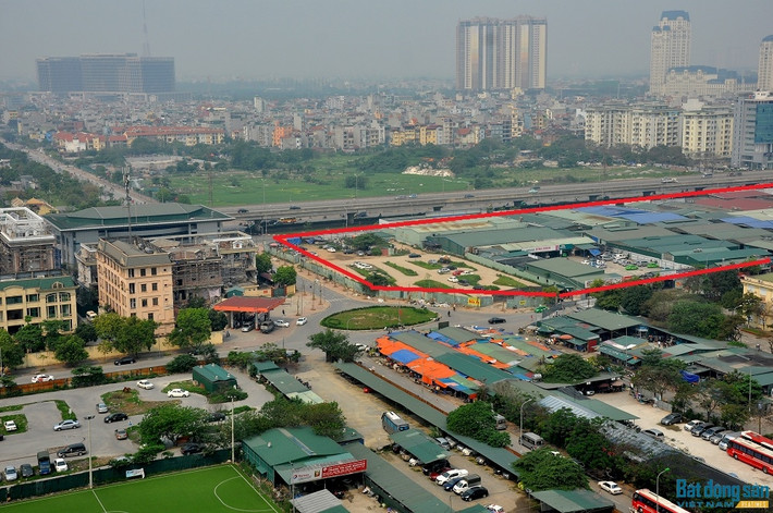 Tại Hà Nội, Handico được UBND TP. Hà Nội cho phép sử dụng tạm mặt bằng các ô đất để làm kho xưởng và được đồng ý cho xây dựng các công trình nhà tạm (nhà khung thép, mái tôn, kết cấu đơn giản không kiên cố, dễ tháo dỡ) để khai thác tạo nguồn thu bù đắp chi phí đầu tư xây dựng.... Ảnh: Reatimes.