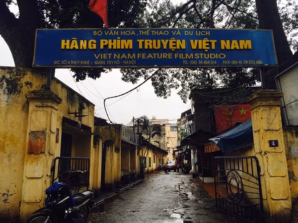 Trước đó, vào nửa cuối năm 2017, Thanh tra Sở Tài nguyên môi trường Hà Nội đã kiến nghị thu hồi đất vàng tại Hãng phim truyện Việt Nam (VFS) sau thời hạn ba tháng nếu đất của Hãng vẫn cho thuê kinh doanh sai mục đích. Nhưng một năm sau, khi công bố thông tin cổ phần hóa, vấn đề vẫn chưa được giải quyết. Ảnh: ANTT.