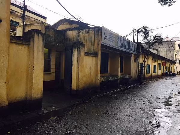 Sau khi thuê đất, khu nhà In tráng 2 tầng được bà Thủy sử dụng kinh doanh nhà hàng. Tranh chấp xảy ra khi bà Thủy không nộp tiền thuê đất cho Hãng nữa kể từ năm 2011. Năm 2012, trước yêu cầu của Bộ Văn hóa, Thể thao và Du lịch, VFS muốn thanh lý hợp đồng thuê đất nhưng bà Thủy không đồng ý. Vụ việc đến nay vẫn chưa được giải quyết. Ảnh: ANTT.