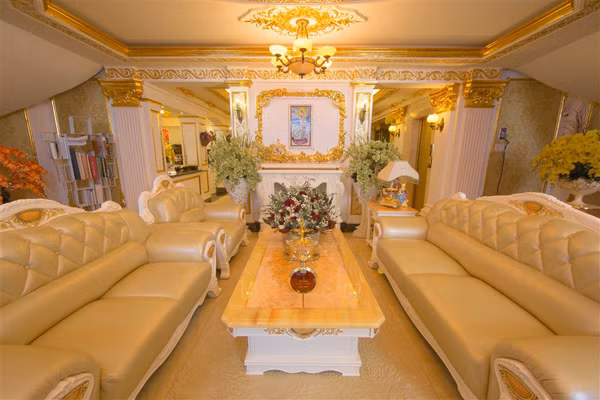 Người đẹp cho xây hai phòng khách nằm ở tầng lửng và tầng một. Tùy theo buổi gặp gỡ, cô sẽ tiếp khách ở một trong hai phòng này. Ảnh: Vietnamnet.